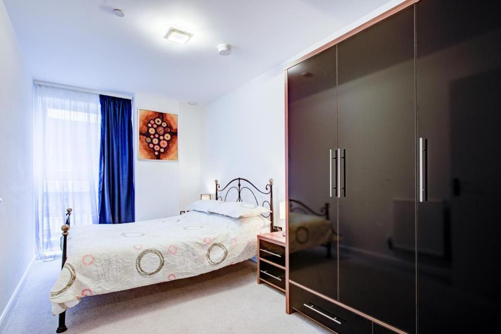 Luxury 2 Bed Flat In A New Block In East Acton Apartment Лондон Екстериор снимка