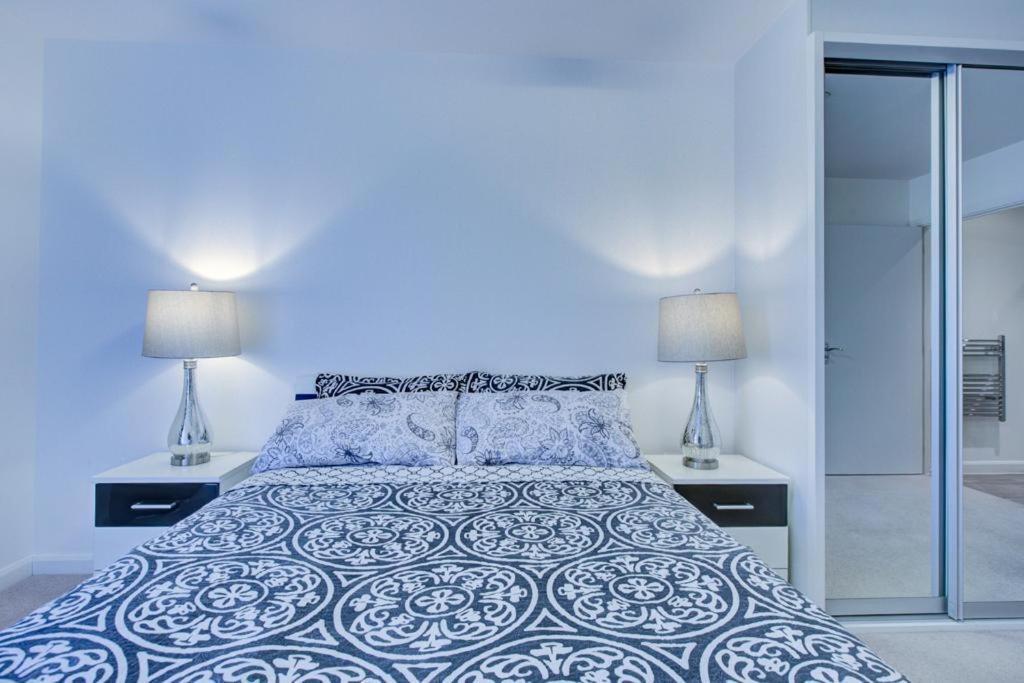 Luxury 2 Bed Flat In A New Block In East Acton Apartment Лондон Екстериор снимка